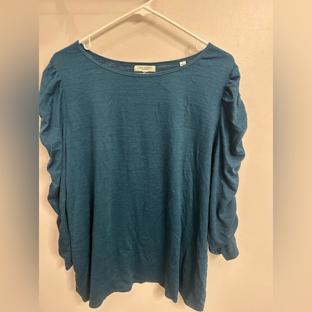 Women's green plus size 1x green shirt woth Ruched Sleeves